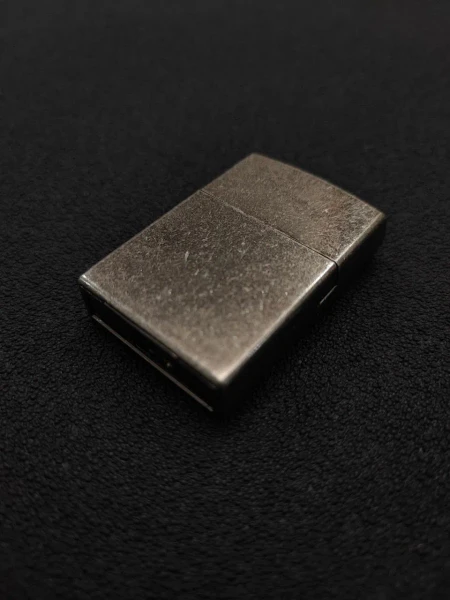 فندک گازی برند لایتر(Lighter) بدنه فلزی با رنگ مات خش دار