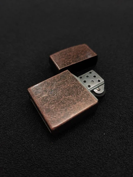 فندک گازی برند لایتر(Lighter) بدنه فلزی با رنگ مات خش دار