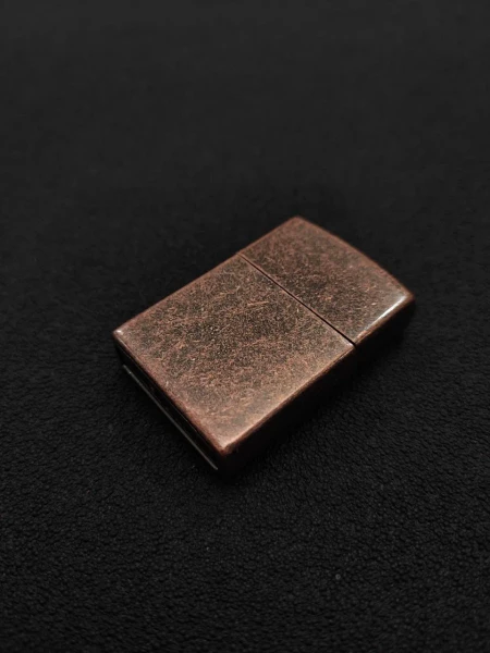 فندک گازی برند لایتر(Lighter) بدنه فلزی با رنگ مات خش دار