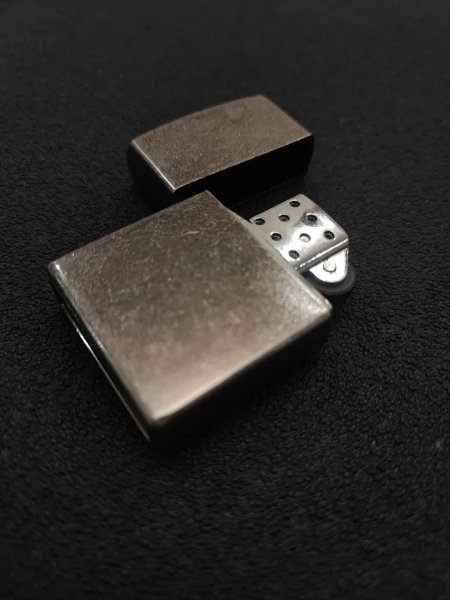 فندک گازی برند لایتر(Lighter) بدنه فلزی با رنگ مات خش دار