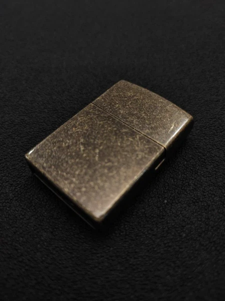 فندک گازی برند لایتر(Lighter) بدنه فلزی با رنگ مات خش دار