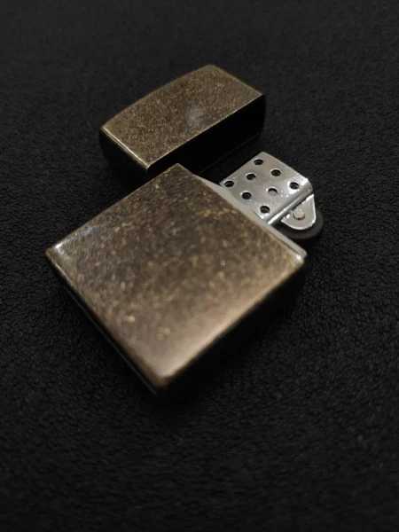فندک گازی برند لایتر(Lighter) بدنه فلزی با رنگ مات خش دار