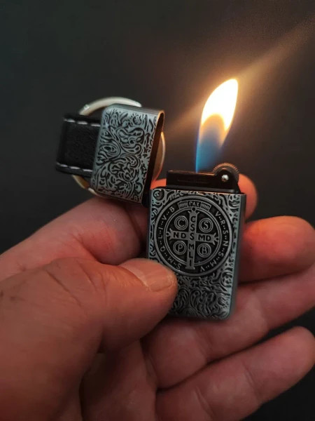 فندک گازی برند لایتر(Lighter) طرح کنستانتین با حلقه جاکلیدی