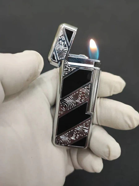 فندک گازی باریک بغل زن برند لایتر(Lighter) راه راه