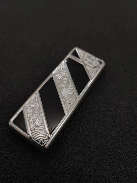 فندک گازی باریک بغل زن برند لایتر(Lighter) راه راه