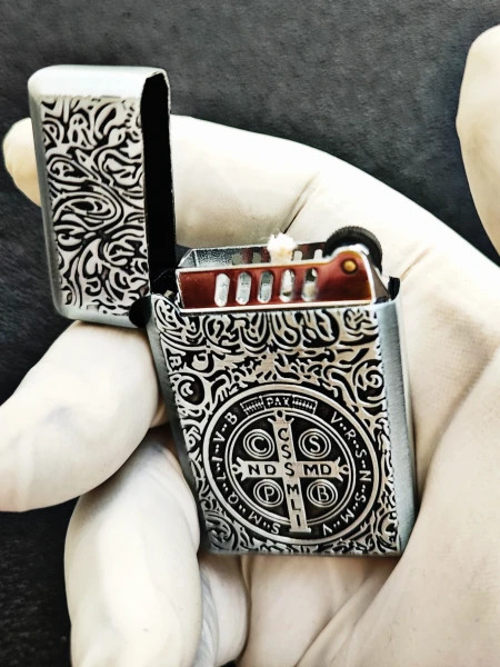 فندک بنزینی برند لایتر(Lighter) بدنه فلزی طرح کنستانتین