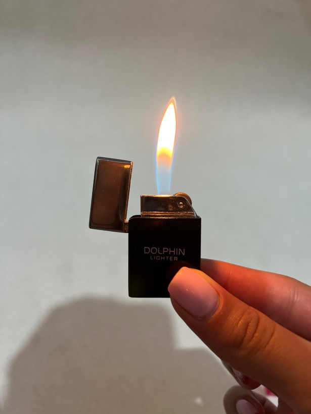 فندک گازی آبنباتی برند دلفین (Dolphin) بدنه فلزی رنگ فانتزی کوره ای