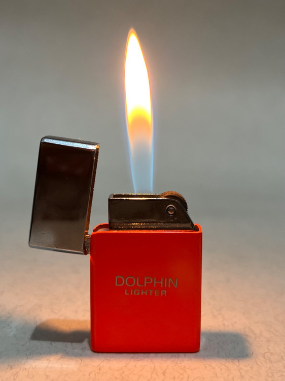 فندک گازی آبنباتی برند دلفین (Dolphin) بدنه فلزی رنگ فانتزی کوره ای