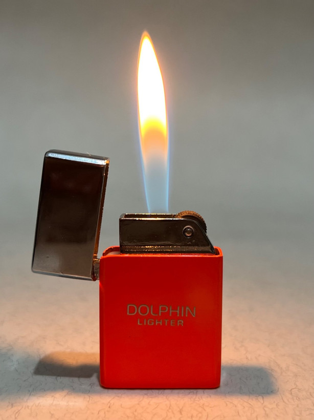 فندک گازی آبنباتی برند دلفین (Dolphin) بدنه فلزی رنگ فانتزی کوره ای