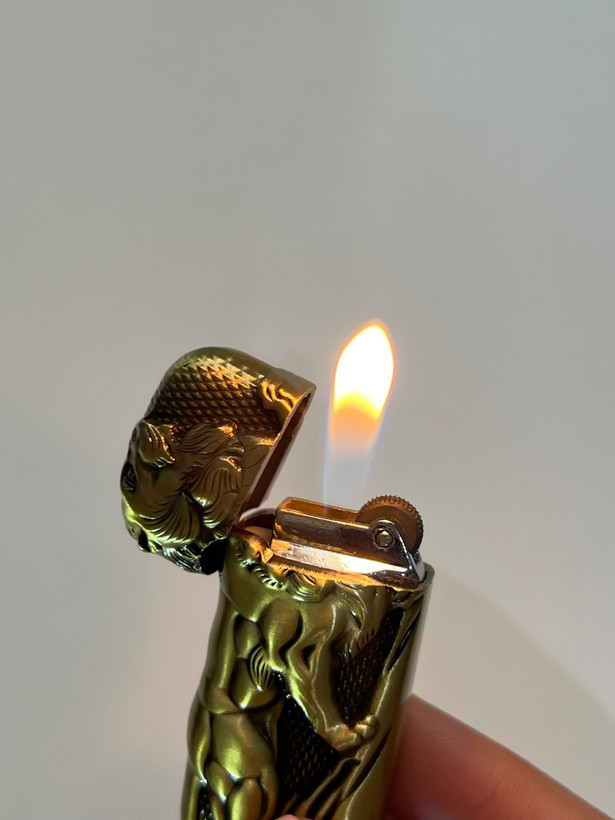 فندک گازی برند لایتر(Lighter) برنجی طرح شیر سلطنتی – مدل KingRoar