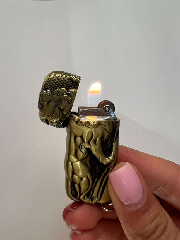 فندک گازی برند لایتر(Lighter) برنجی طرح شیر سلطنتی – مدل KingRoar