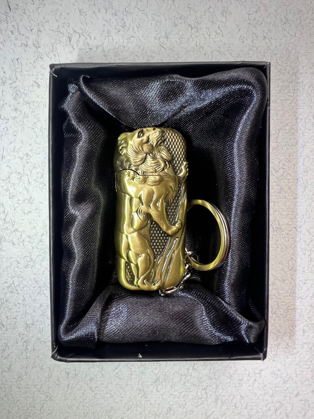 فندک گازی برند لایتر(Lighter) برنجی طرح شیر سلطنتی – مدل KingRoar
