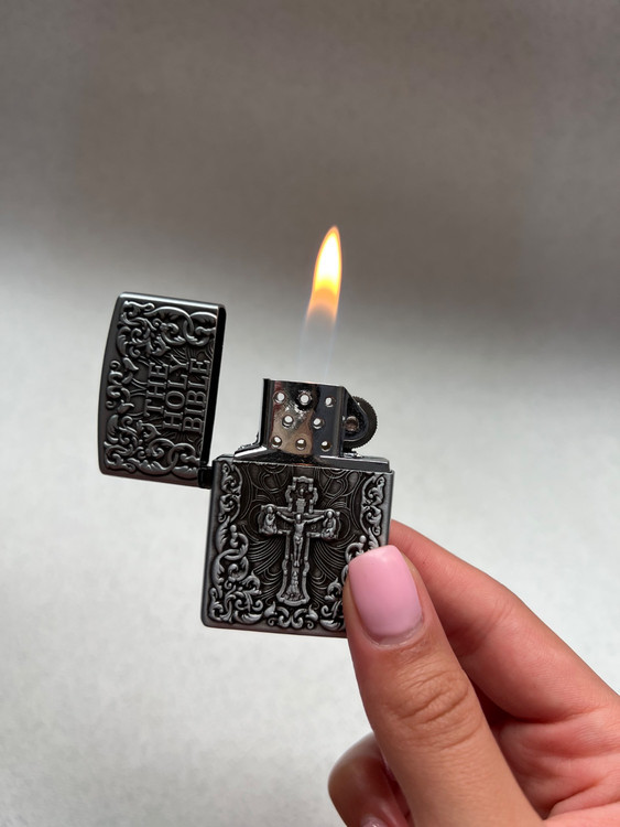 فندک گازی برند لایتر (Lighter) بدنه فلزی طرح حکاکی کتاب مقدس و صلیب رنگ نوک مدادی | طرح زیپو