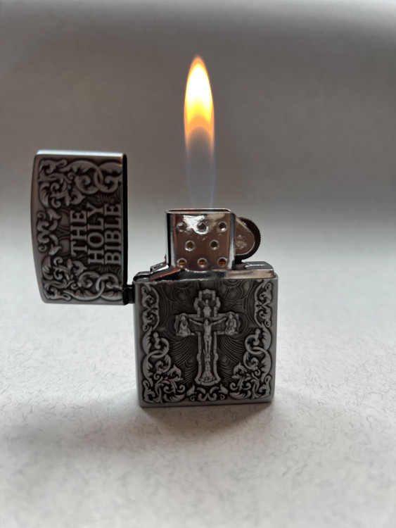 فندک گازی برند لایتر (Lighter) بدنه فلزی طرح حکاکی کتاب مقدس و صلیب رنگ نوک مدادی | طرح زیپو