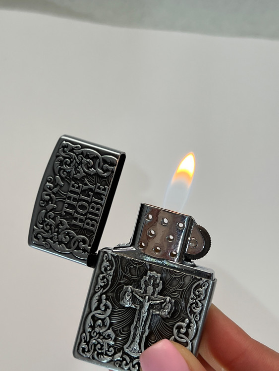 فندک گازی برند لایتر (Lighter) بدنه فلزی طرح حکاکی کتاب مقدس و صلیب رنگ نوک مدادی | طرح زیپو