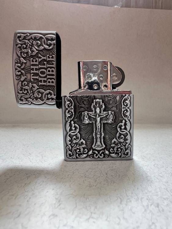 فندک گازی برند لایتر (Lighter) بدنه فلزی طرح حکاکی کتاب مقدس و صلیب رنگ نوک مدادی | طرح زیپو