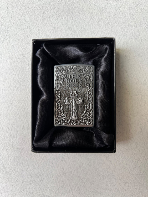 فندک گازی برند لایتر (Lighter) بدنه فلزی طرح حکاکی کتاب مقدس و صلیب رنگ نوک مدادی | طرح زیپو