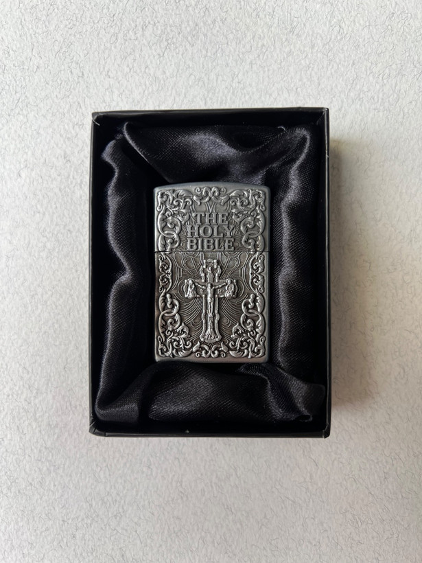فندک گازی برند لایتر (Lighter) بدنه فلزی طرح حکاکی کتاب مقدس و صلیب رنگ نوک مدادی | طرح زیپو