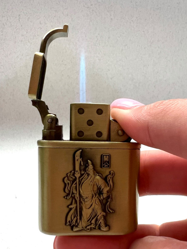 فندک گازی اتمی برند لایتر (Lighter) بدنه برنجی طرح حکاکی جنگجو چینی | مدل فلزی کلاسیک