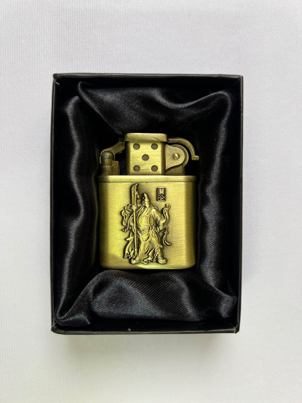 فندک گازی اتمی برند لایتر (Lighter) بدنه برنجی طرح حکاکی جنگجو چینی | مدل فلزی کلاسیک