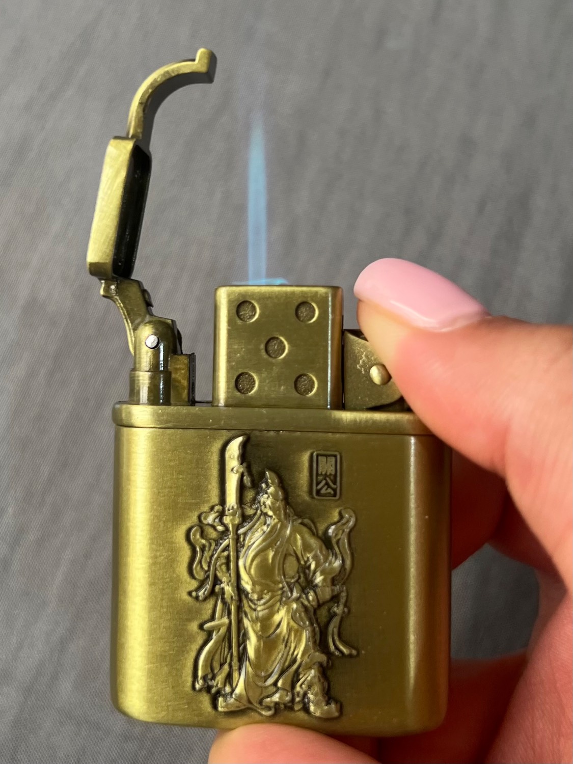 فندک گازی اتمی برند لایتر (Lighter) بدنه برنجی طرح حکاکی جنگجو چینی | مدل فلزی کلاسیک