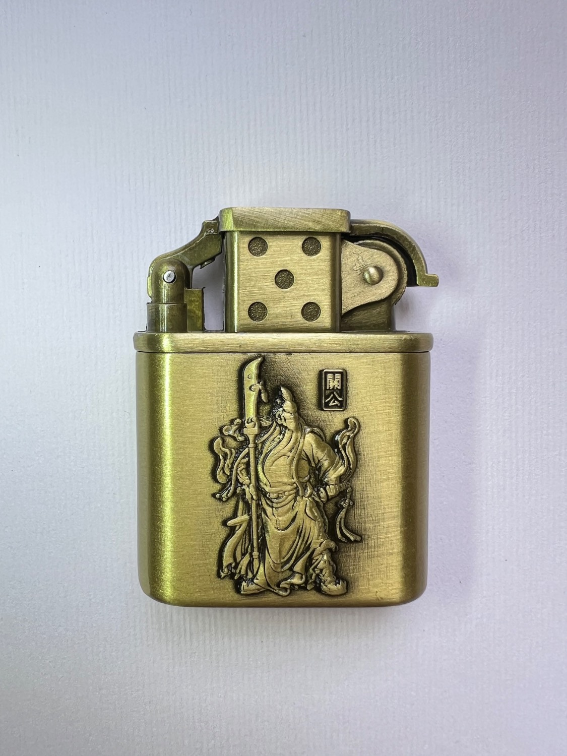 فندک گازی اتمی برند لایتر (Lighter) بدنه برنجی طرح حکاکی جنگجو چینی | مدل فلزی کلاسیک