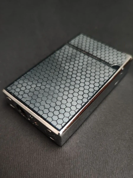 فندک بغل زن گازی فلزی برند لایتر (lighter) مدل ابر و بادی کد 01