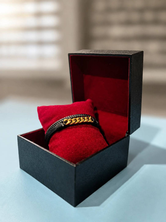 دستبند چرمی مردانه کارتیر(CARTIER) دولاین با پلاک استنلس استیل طرح بافت کارتیر