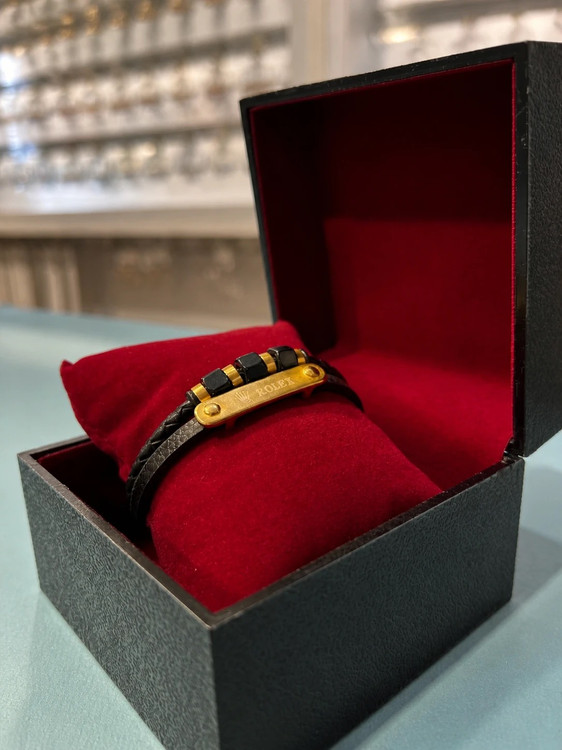 دستبند چرمی مردانه رولکس (ROLEX) دو لاین با پلاک استنلس استیل طرح شش ضلعی