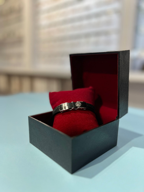 دستبند چرمی مردانه طرح رولکس (ROLEX) دو لاین با پلاک استنلس استیل رنگ مشکی و نقره ای