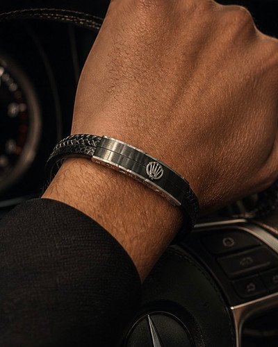 دستبند چرمی مردانه طرح رولکس (ROLEX) دو لاین با پلاک استنلس استیل رنگ مشکی و نقره ای