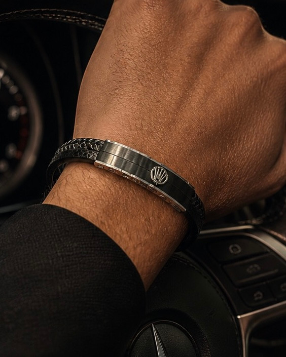 دستبند چرمی مردانه طرح رولکس (ROLEX) دو لاین با پلاک استنلس استیل رنگ مشکی و نقره ای