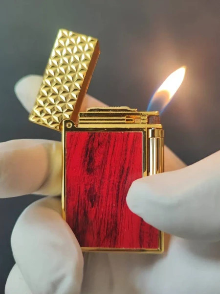 فندک گازی بغل زن برند لایتر(Lighter) طرح چوب کد 01
