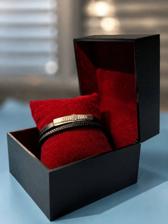 دستبند چرمی مردانه رولکس (ROLEX) دو لاین با پلاک استنلس استیل رنگ نقره ای مات