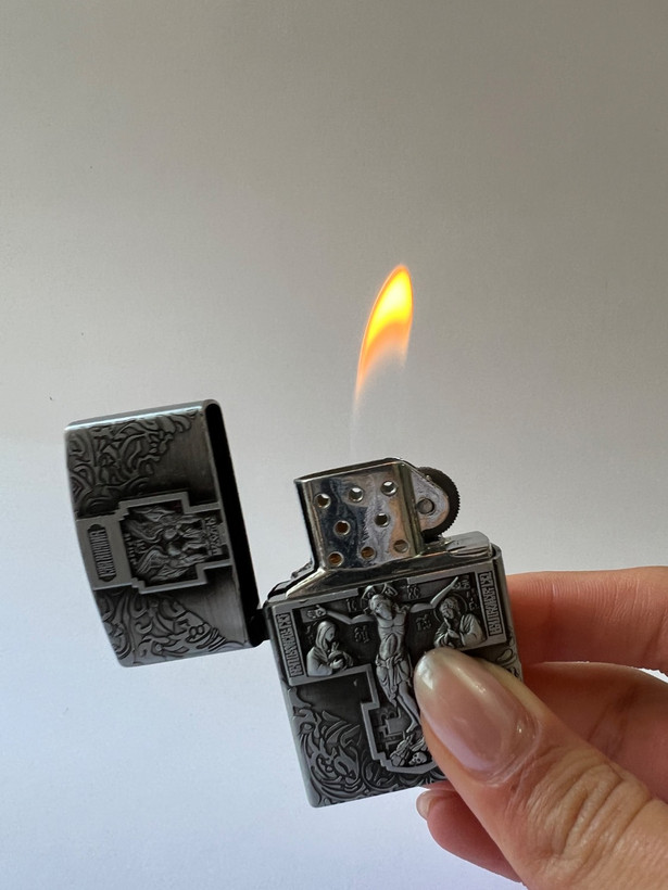 فندک فلزی گازی طرح زیپو برند لایتر(Lighter) طرح صلیب و نقش برجسته کلاسیک