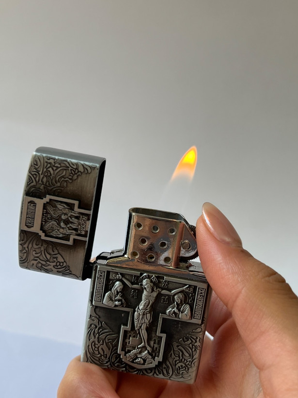 فندک فلزی گازی طرح زیپو برند لایتر(Lighter) طرح صلیب و نقش برجسته کلاسیک