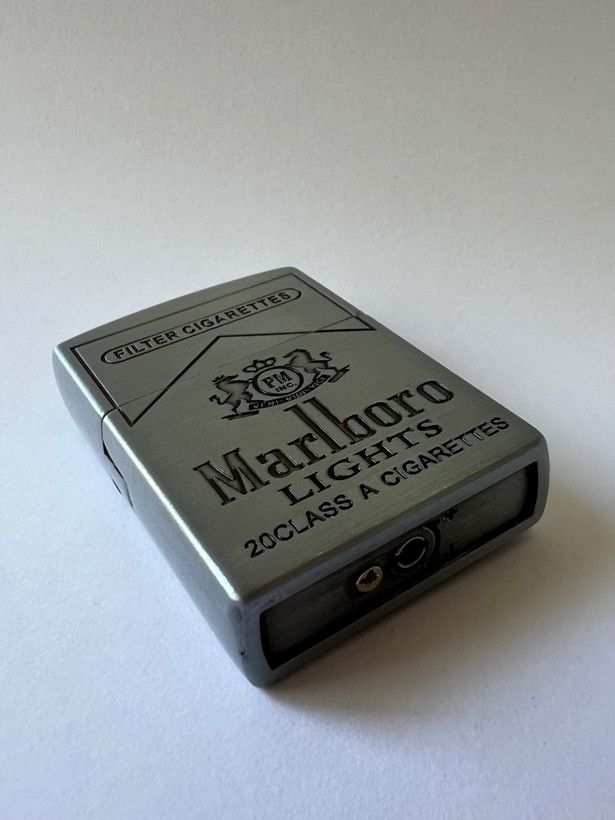 فندک فلزی طرح زیپو برند لایتر(Lighter) کلاسیک طرح مارلبرو (Marlboro)، بدنه مات و نقشبرجسته