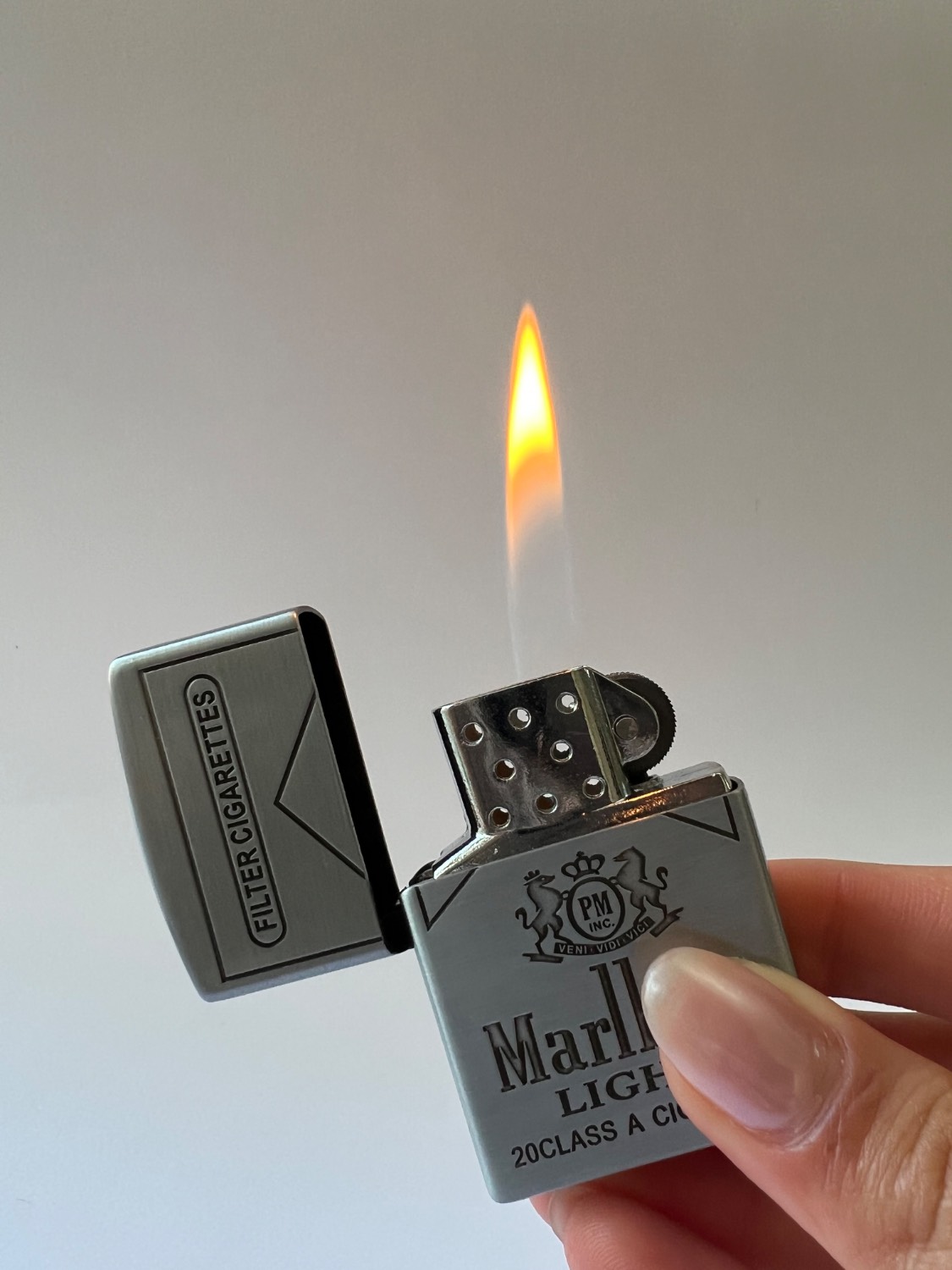 فندک فلزی طرح زیپو برند لایتر(Lighter) کلاسیک طرح مارلبرو (Marlboro)، بدنه مات و نقشبرجسته