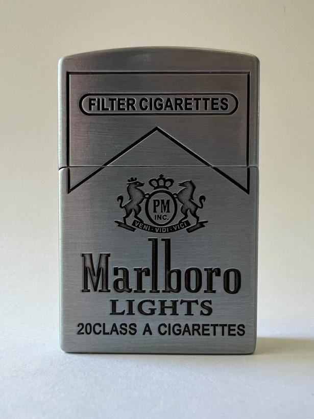 فندک فلزی طرح زیپو برند لایتر(Lighter) کلاسیک طرح مارلبرو (Marlboro)، بدنه مات و نقشبرجسته
