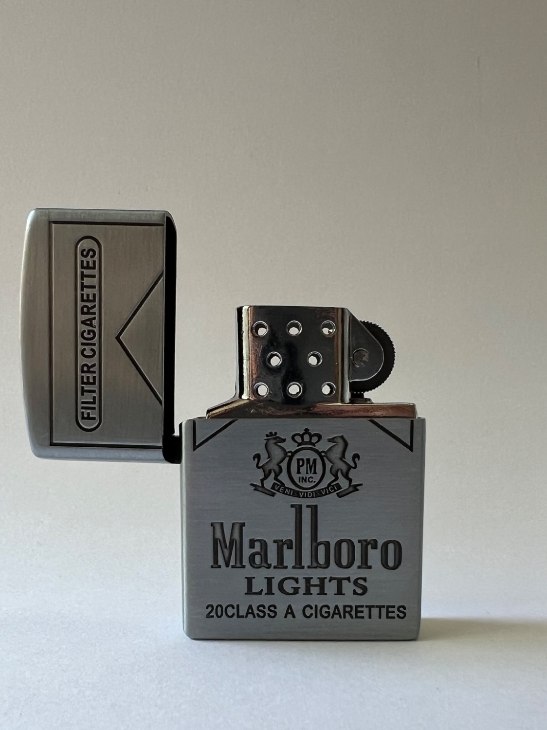 فندک فلزی طرح زیپو برند لایتر(Lighter) کلاسیک طرح مارلبرو (Marlboro)، بدنه مات و نقشبرجسته