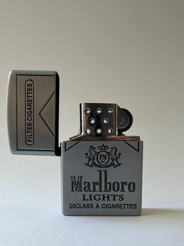 فندک فلزی طرح زیپو برند لایتر(Lighter) کلاسیک طرح مارلبرو (Marlboro)، بدنه مات و نقشبرجسته