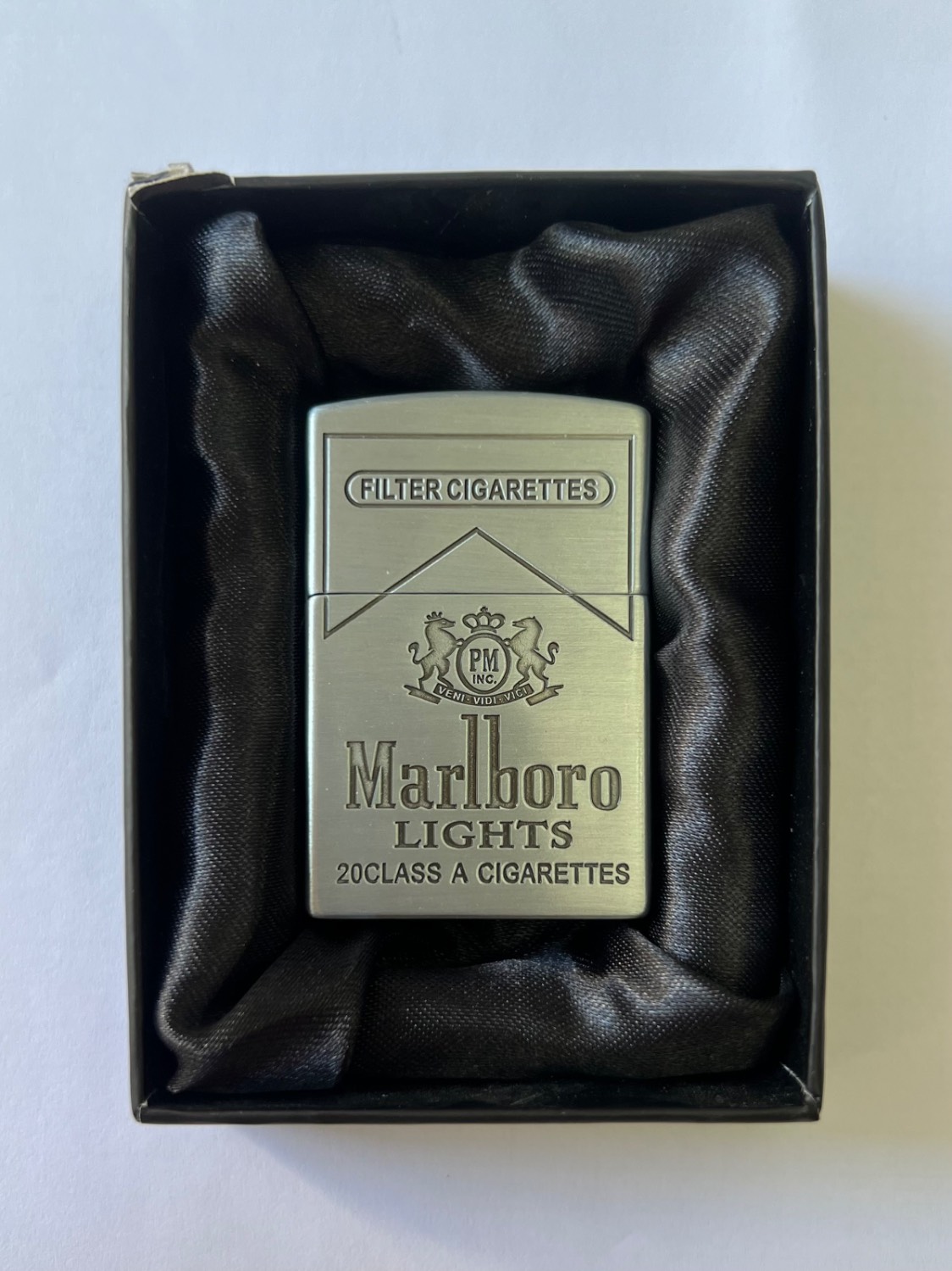 فندک فلزی طرح زیپو برند لایتر(Lighter) کلاسیک طرح مارلبرو (Marlboro)، بدنه مات و نقشبرجسته