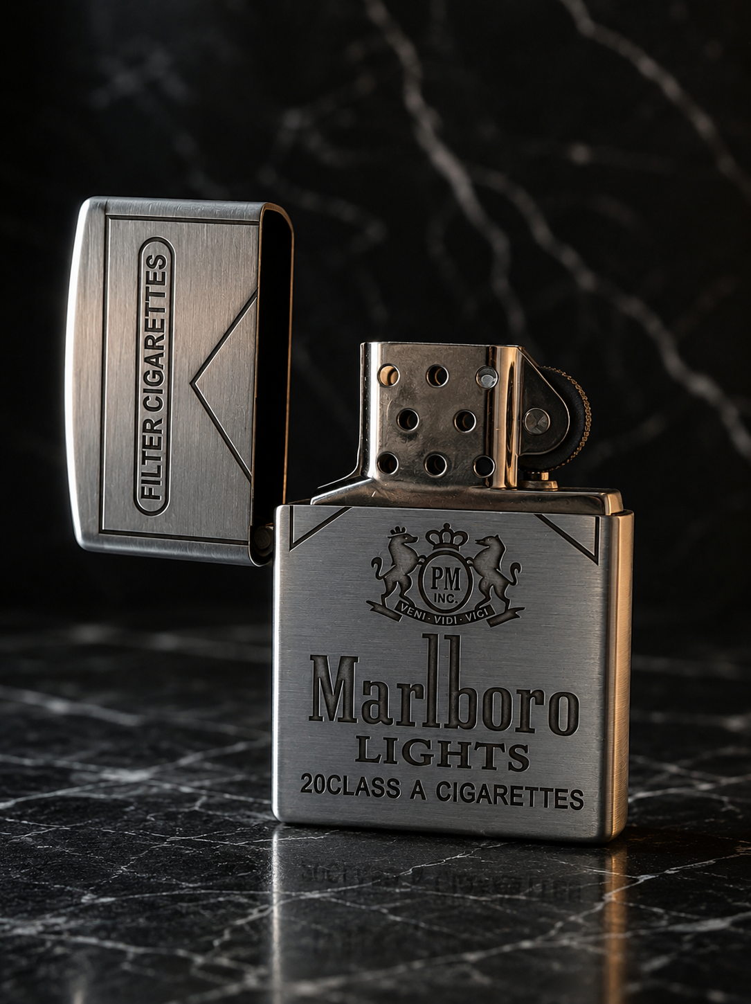 فندک فلزی طرح زیپو برند لایتر(Lighter) کلاسیک طرح مارلبرو (Marlboro)، بدنه مات و نقشبرجسته