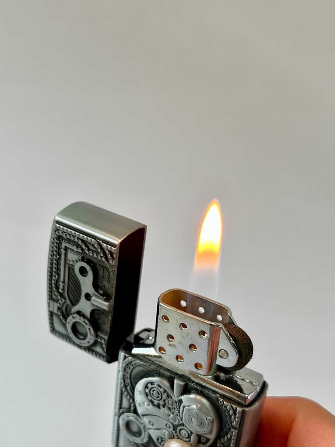 فندک فلزی طرح زیپو برند لایتر(Lighter) طرح قلب استیمپانک (Steampunk)، بدنه برجسته و خاص