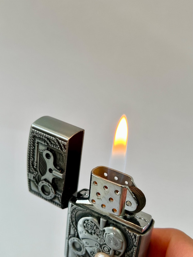 فندک فلزی طرح زیپو برند لایتر(Lighter) طرح قلب استیمپانک (Steampunk)، بدنه برجسته و خاص
