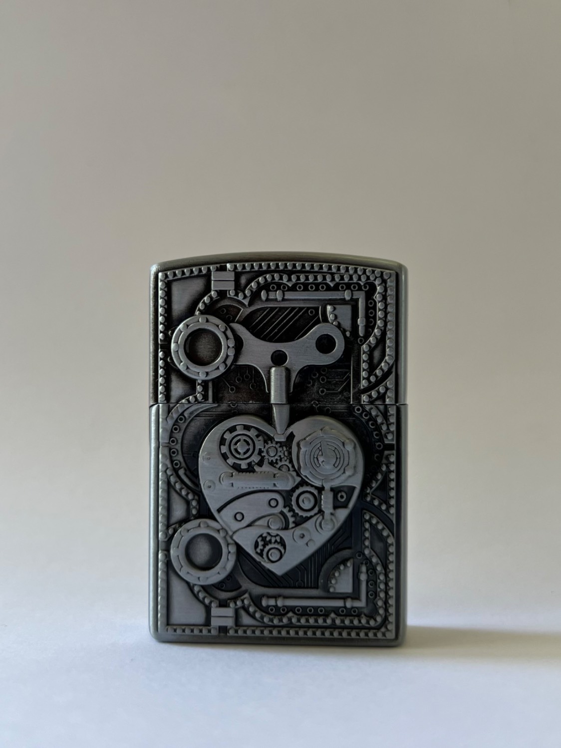 فندک فلزی طرح زیپو برند لایتر(Lighter) طرح قلب استیمپانک (Steampunk)، بدنه برجسته و خاص