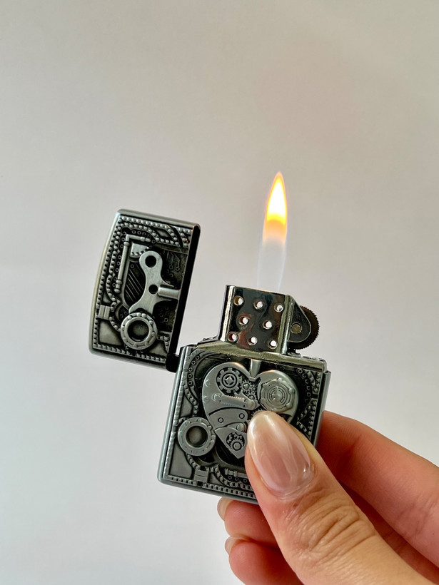فندک فلزی طرح زیپو برند لایتر(Lighter) طرح قلب استیمپانک (Steampunk)، بدنه برجسته و خاص