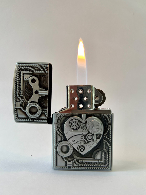 فندک فلزی طرح زیپو برند لایتر(Lighter) طرح قلب استیمپانک (Steampunk)، بدنه برجسته و خاص