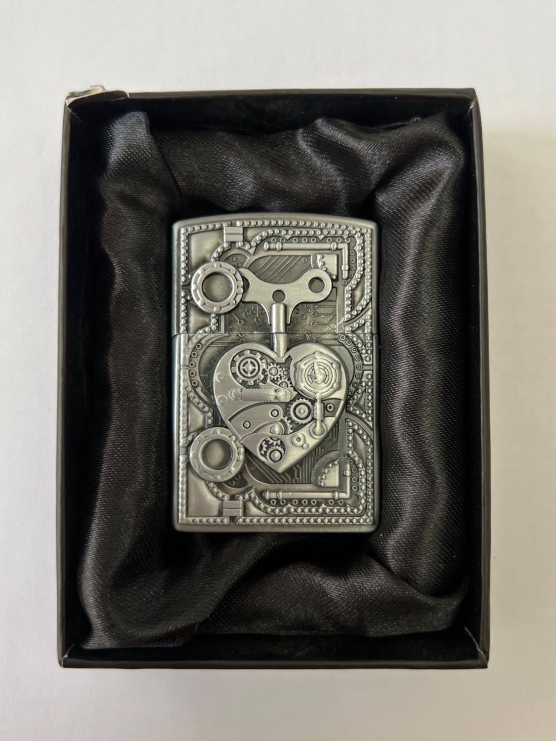 فندک فلزی طرح زیپو برند لایتر(Lighter) طرح قلب استیمپانک (Steampunk)، بدنه برجسته و خاص