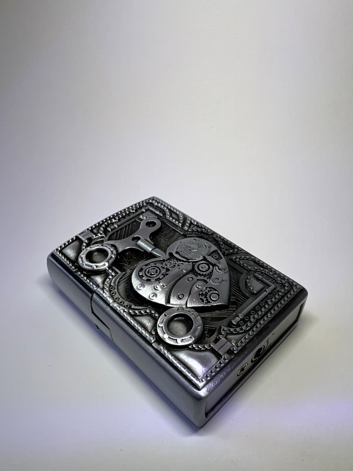 فندک فلزی طرح زیپو برند لایتر(Lighter) طرح قلب استیمپانک (Steampunk)، بدنه برجسته و خاص